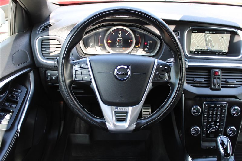 Volvo V40 2,0 D3  R-DESIGN,AUTOMAT - fotka 9 z 36