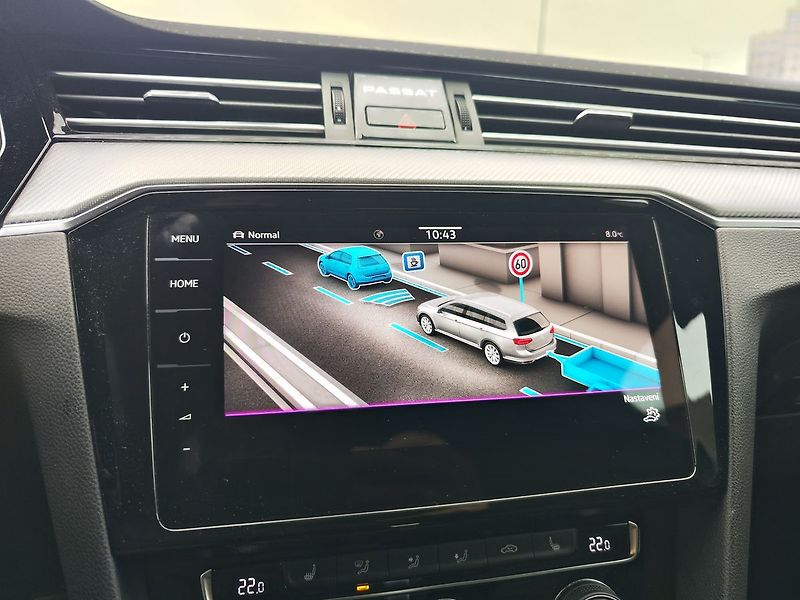 Volkswagen Passat 2.0 TDI/140kW R-Line DSG - fotka 19 z 37