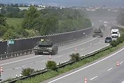 První armádní výcvik přesunu tanků Leopard 2A4 na dálnici D35.