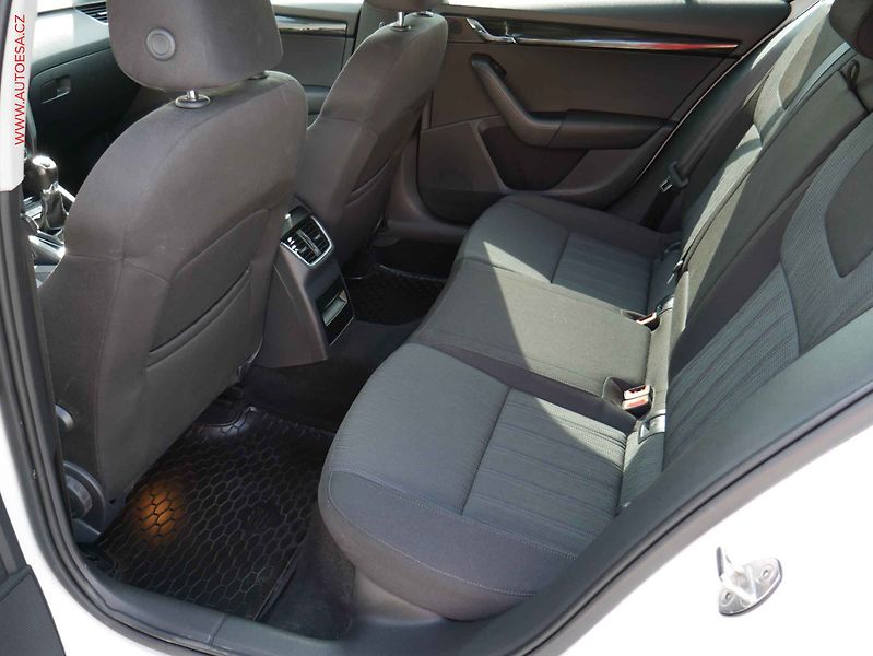 Škoda Octavia (2017) 1.6 TDi, ČR, Style, LED - fotka 10 z 20
