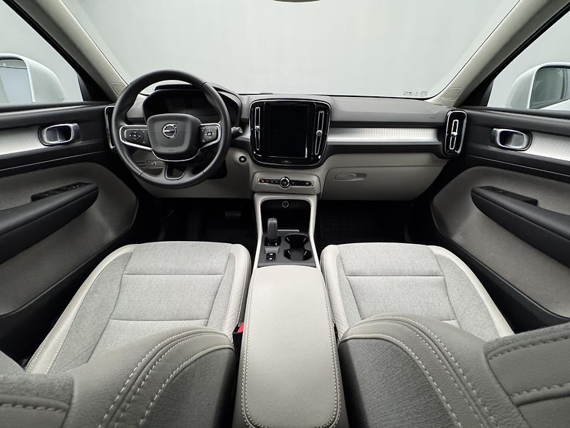 Volvo XC40 T3 MOMENTUM REZERVACE - fotka 2 z 47