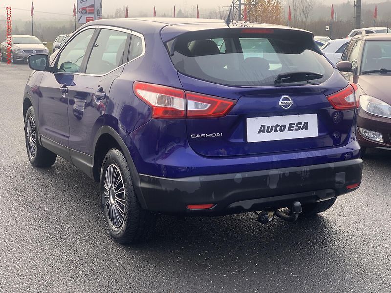 Nissan Qashqai (2015) 1.2i, ČR, Navi, AC - fotka 4 z 19