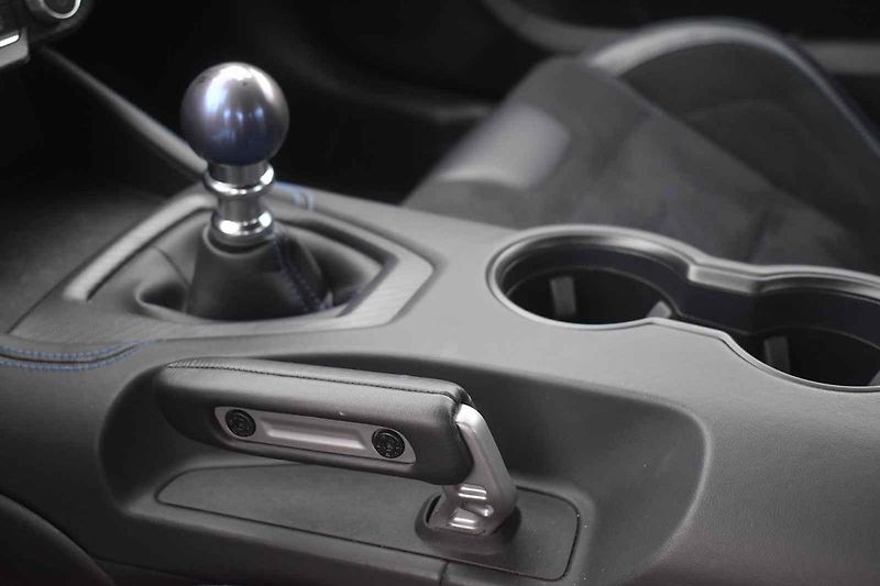 Tento Ford Mustang byl ve výkonnější verzi Dark Horse.