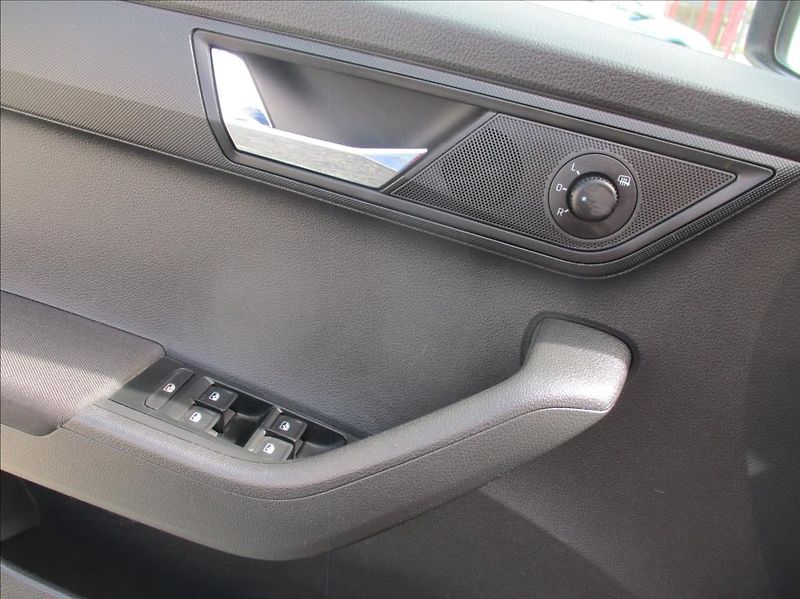 Škoda Fabia 1,0 TSI Black, servis,1.maj,CZ - fotka 32 z 39