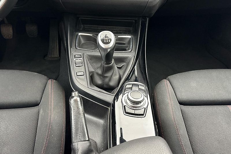 BMW Řada 1 118d xDrive - fotka 9 z 13