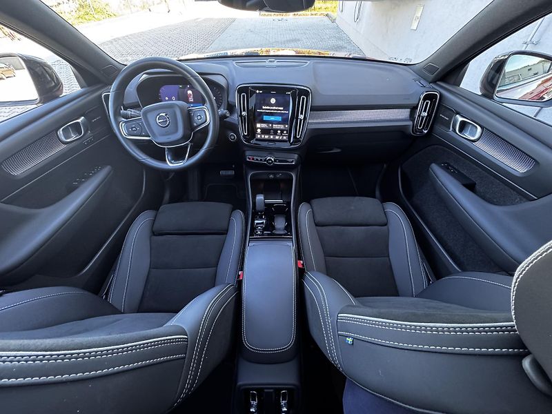 Volvo XC40 B4 FWD ULTRA // REZERVACE  - fotka 25 z 46