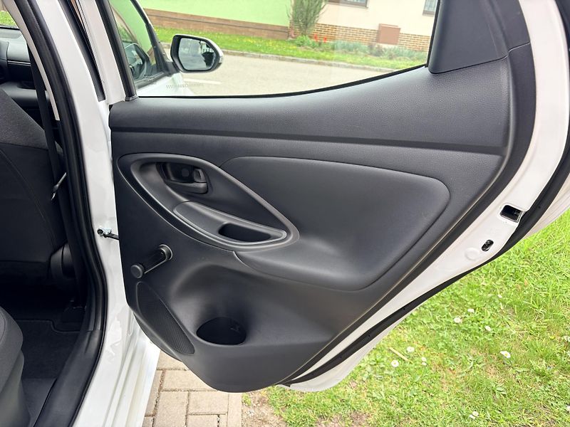 Toyota Yaris 1.5 VVT-i HYBRID - fotka 32 z 36