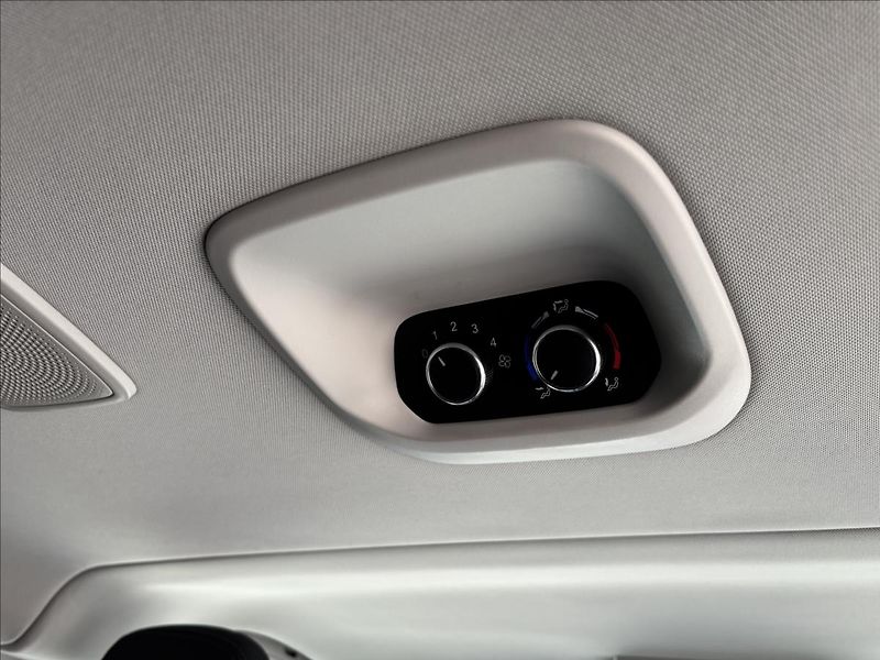 Ford Tourneo Custom 2,0 EcoBlue 110kW L2 Titanium - fotka 24 z 41