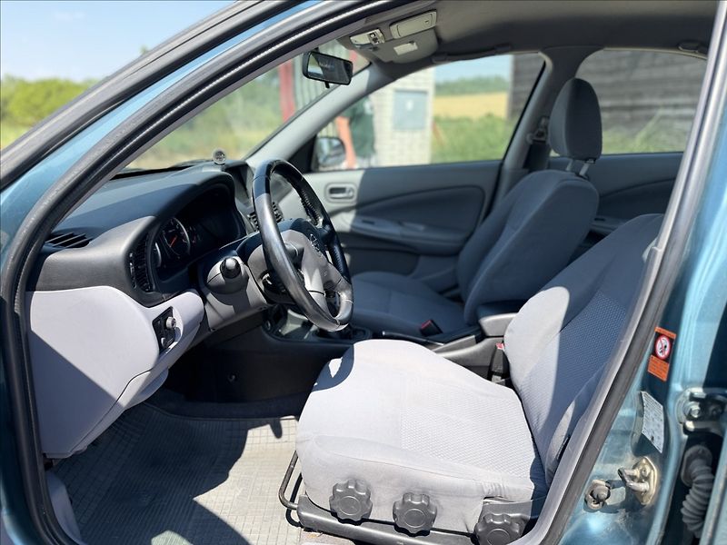 Nissan Almera 1,8 i - fotka 9 z 21
