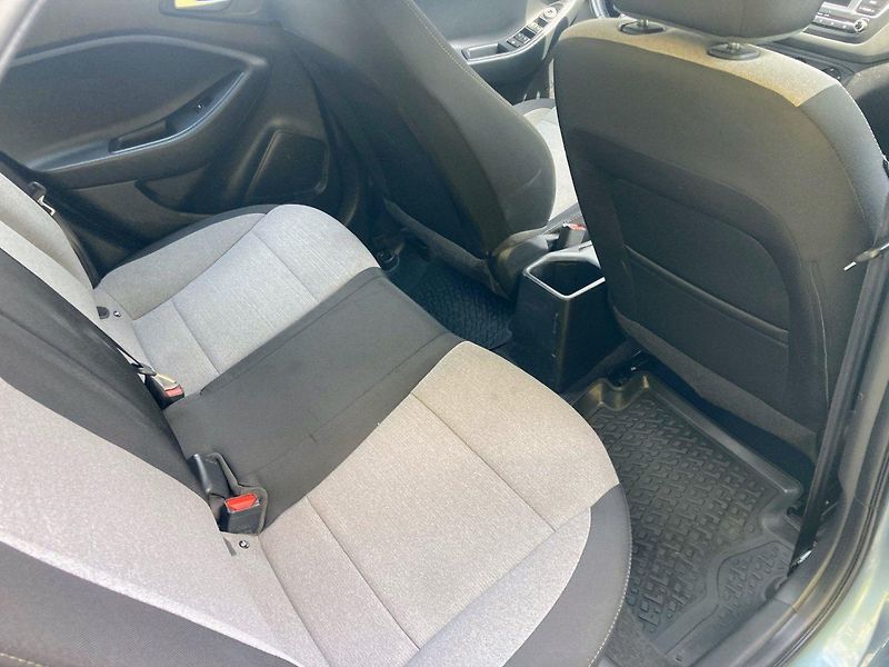 Hyundai i20 1,1CRDi (55kW)*TAŽNÉ ZAŘÍZENÍ* - fotka 17 z 17