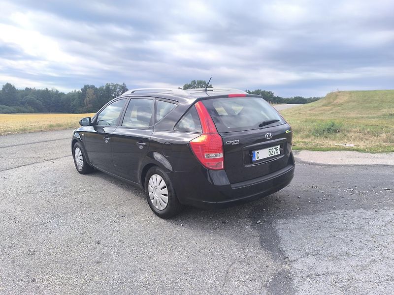 Kia Ceed (2011) 1.4 1.MAJITEL,SERVISNI KÍŽKA - fotka 5 z 31
