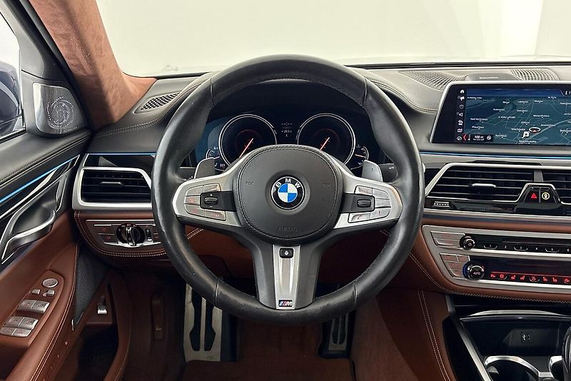 BMW Řada 7 750xiL - fotka 22 z 27