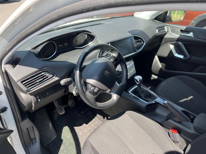Peugeot 308 SW Active 1,2 110k servis sml. - fotka 5 z 8
