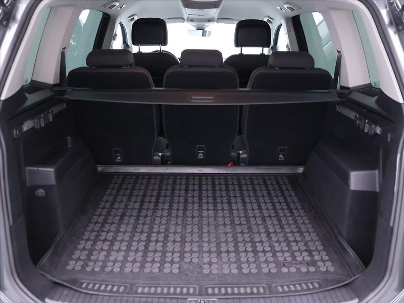 Volkswagen Touran 2,0 TDI 110kW DSG LED 1.Maj. - fotka 8 z 35