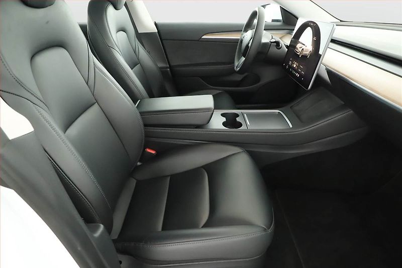 Tesla Model 3 (2023) Standard Range 60kWh, SoH 97% - fotka 7 z 21