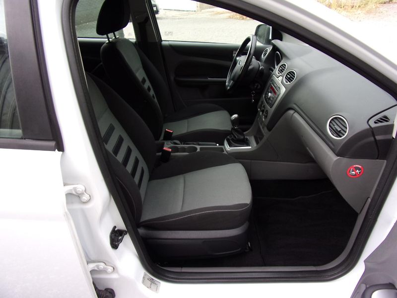 Ford Focus (2010) 1.6i74kW STYLE NYNÍ PO SERVISE - fotka 18 z 19