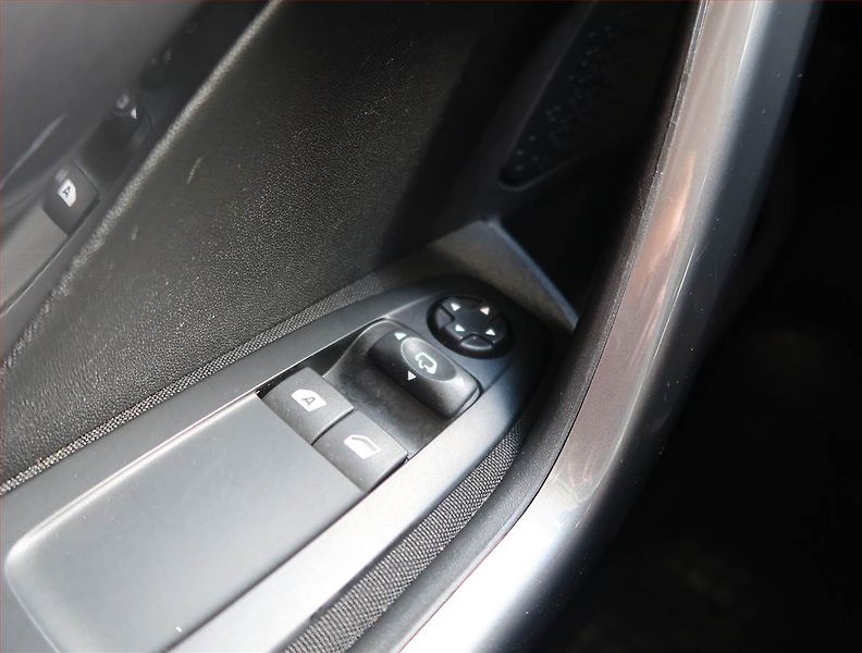 Peugeot 2008 (2019) 1.2 PureTech, Serv.kniha - fotka 16 z 20