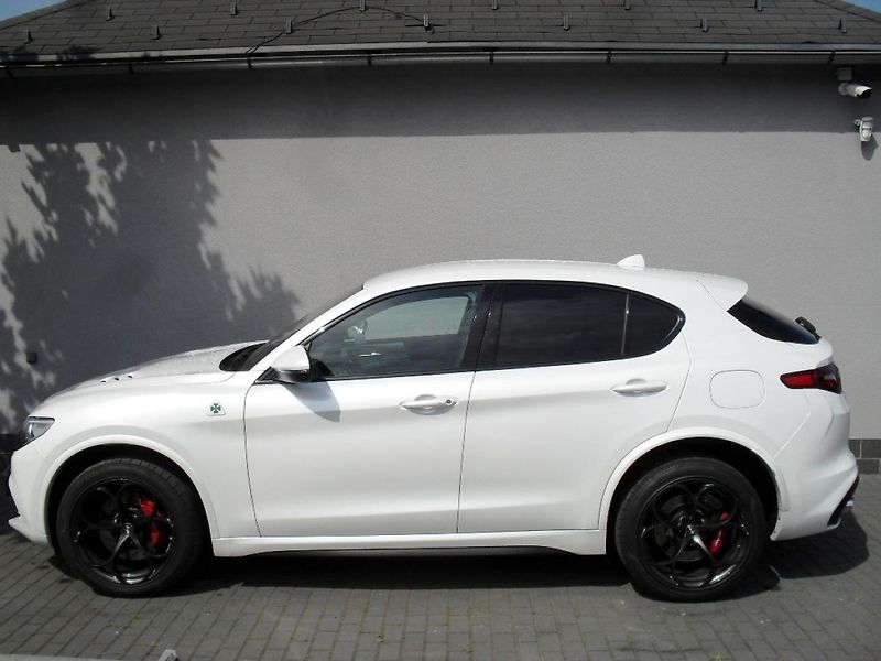 Alfa Romeo Stelvio 2,9 Bi-Turbo V6 Quadrifoglio - fotka 2 z 32