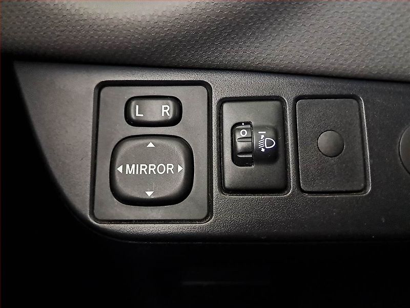 Toyota Yaris (2015) 1.5 Hybrid, Automat - fotka 16 z 19