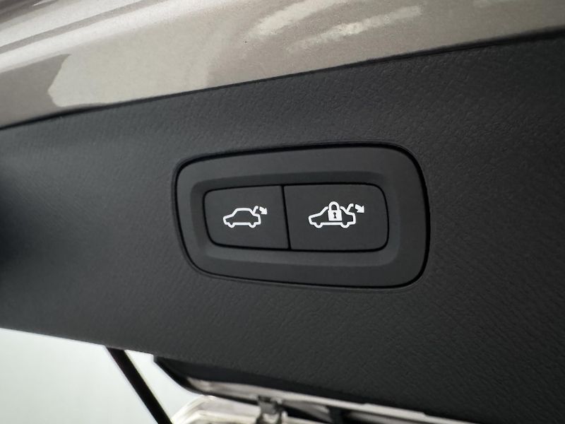 Volvo XC90 B5 AWD BRIGHT PLUS REZERVACE - fotka 28 z 55
