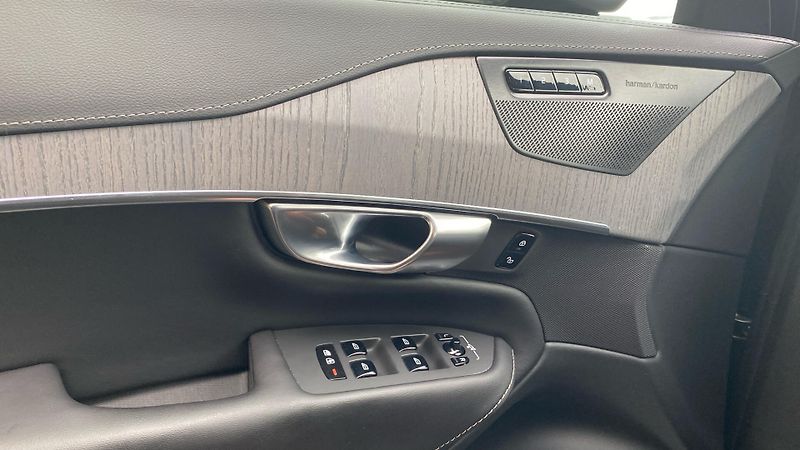 Volvo XC90 PLUS BRIGHT, B5 AWD, 173+10 kW - fotka 25 z 33