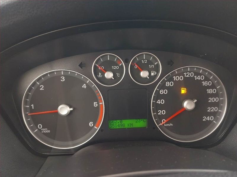 Ford Focus (2005) 1.6 TDCi, po STK, Tažné, Klima - fotka 11 z 19
