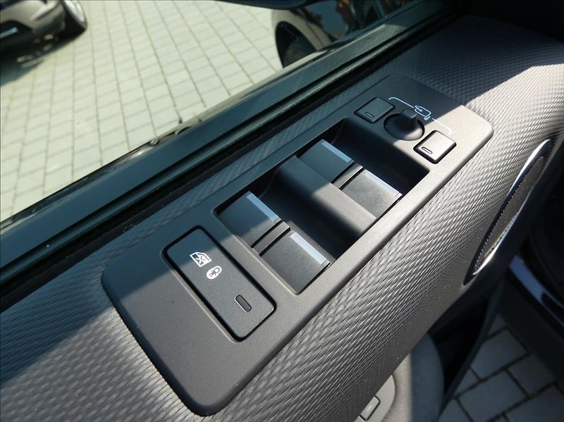 Land Rover Discovery 3,0 D250 Dyn SE,5let záruka,ČR - fotka 15 z 41