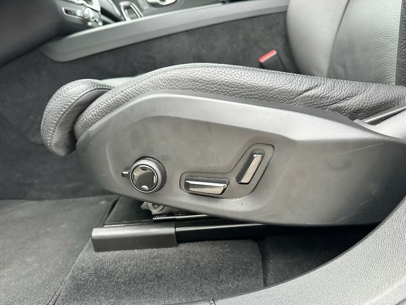 Volvo XC60 PLUS DARK B4 AWD 145kW - fotka 13 z 33