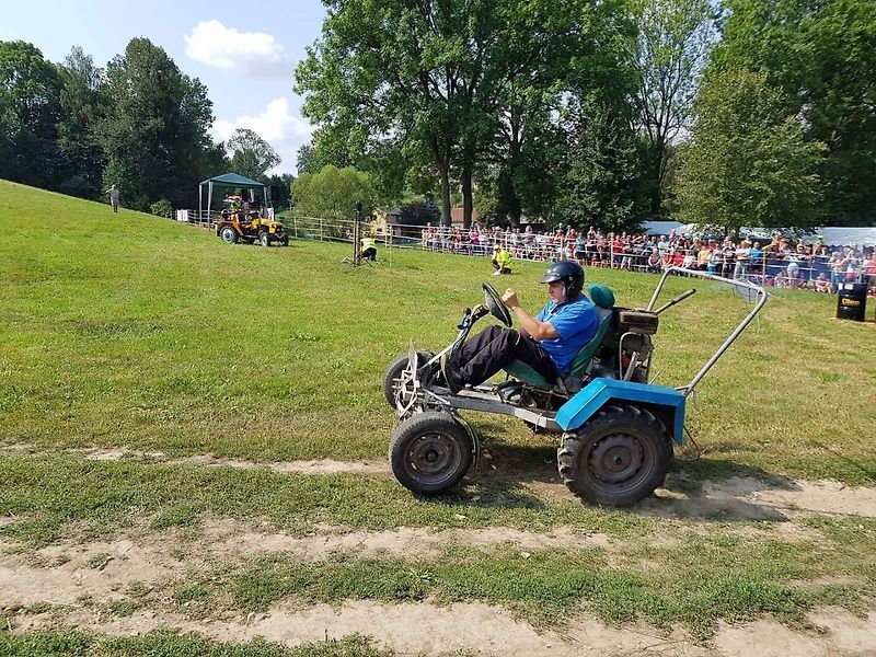 Jiří Ottenschläger zvedá pneumatiku. Chce to dobrou práci se spojkou, říkají jezdci.