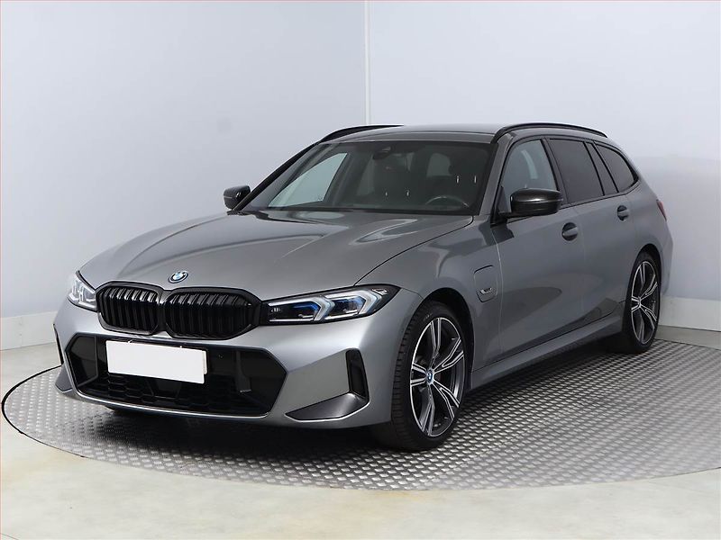 BMW Řada 3 (2022) M Sport 330 e xDrive - fotka 2 z 25