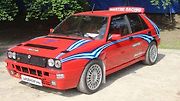 6) Lancia Delta HF Integrale. Exemplář z roku 1986 je skvěle zrenovovaná připomínka na dnes skomírající značku, která na konci osmdesátých let kralovala světu rallye. Tato civilní „delta“ měla výkon motoru 250 koní (184 kW).