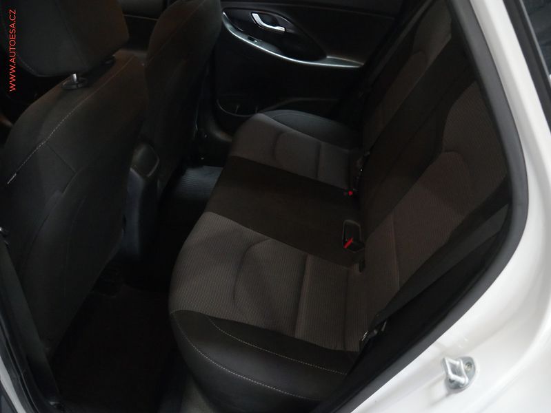 Hyundai i30 (2019) 1.6, ČR, AC, temp - fotka 10 z 18