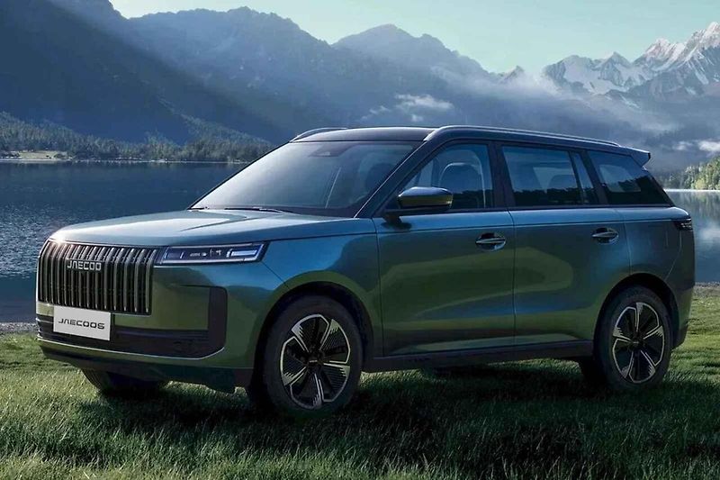 Dostupný vůz s hybridní technologií - Baterie obvykle trošku omezuje velikost zavazadelníku.
