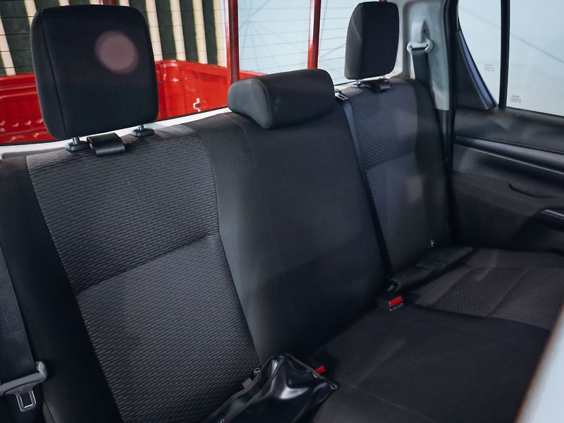 Toyota Hilux 2.4 D-4D Double Cab 4x4 Live - fotka 29 z 30