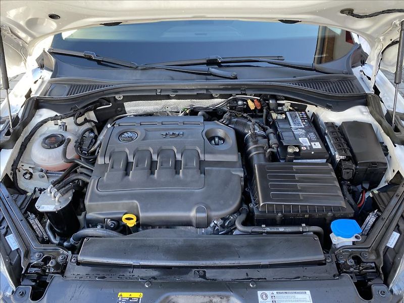 Škoda Superb 2,0 TDi  Executive / DSG / NAV - fotka 39 z 39