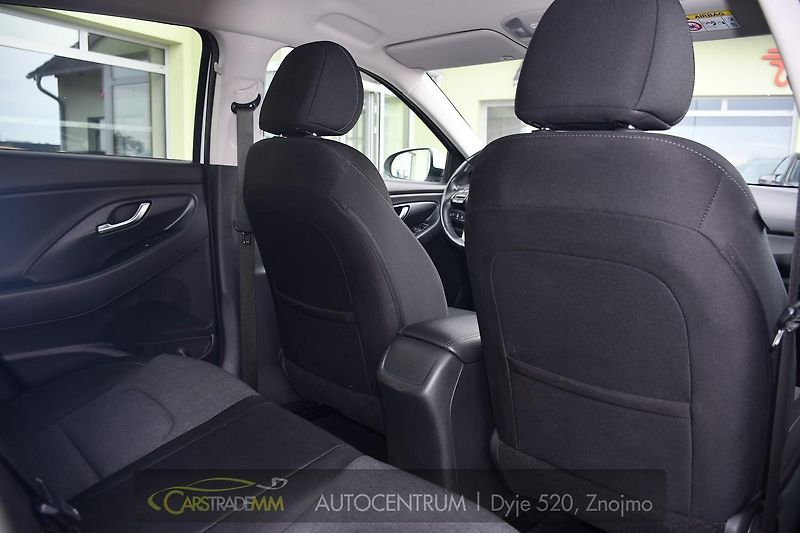 Hyundai i30 1.6CRDi SMART KAMERA CARPLAY - fotka 18 z 50