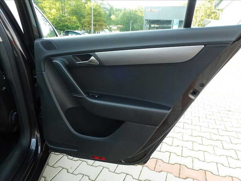 Volkswagen Passat 1,6 TDI Serviska, TOP STAV !!! - fotka 22 z 60