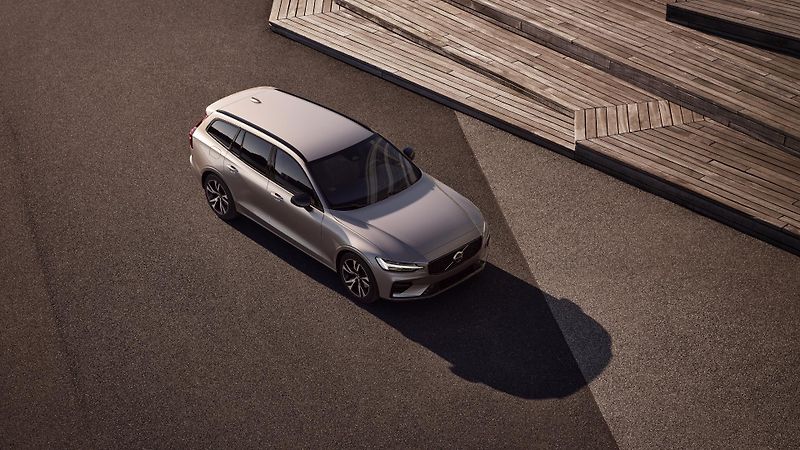 Volvo V60 (2026) B4 AUT DARK PLUS - fotka 2 z 11