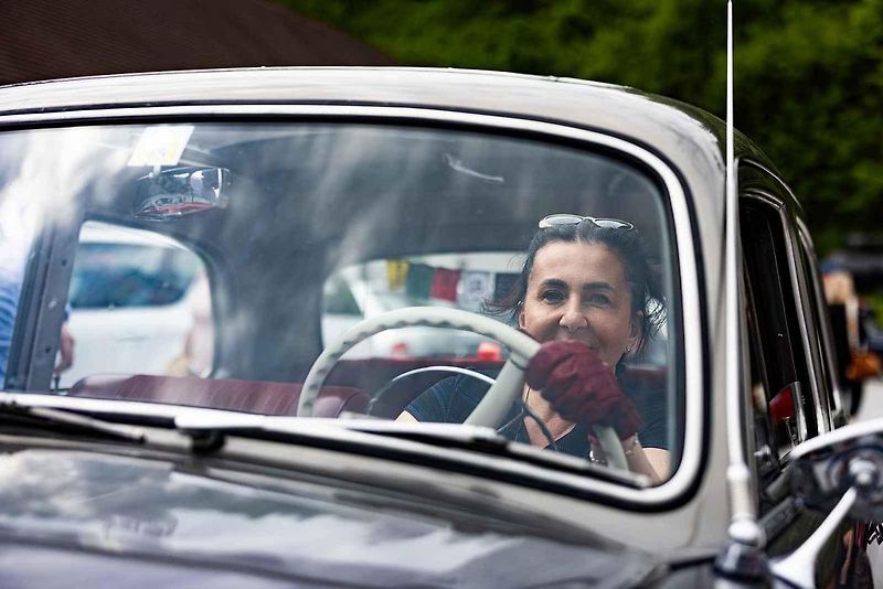 Všichni účastníci s vozy v cíli druhého ročníku Oldtimer Expressu, který mířil z Prahy do řeckých Atén.