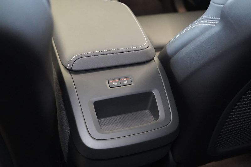 Volvo XC60 B5 AWD Plus Dark, Ventilace - fotka 44 z 46