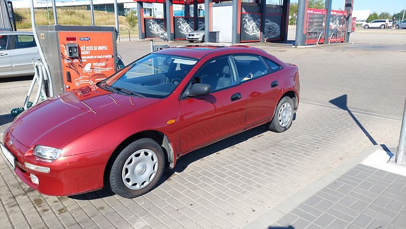 Mazda 323 (1996) - fotka 1 z 14