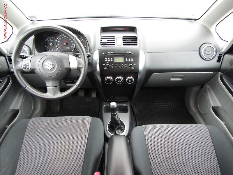 Suzuki SX4 (2007) 1.6 i - fotka 8 z 16