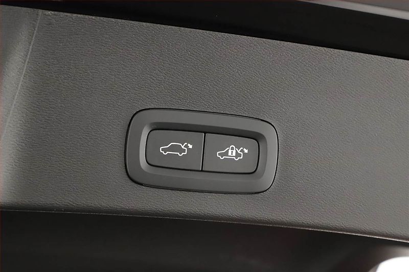 Volvo XC40 (2023) B3 - fotka 9 z 19