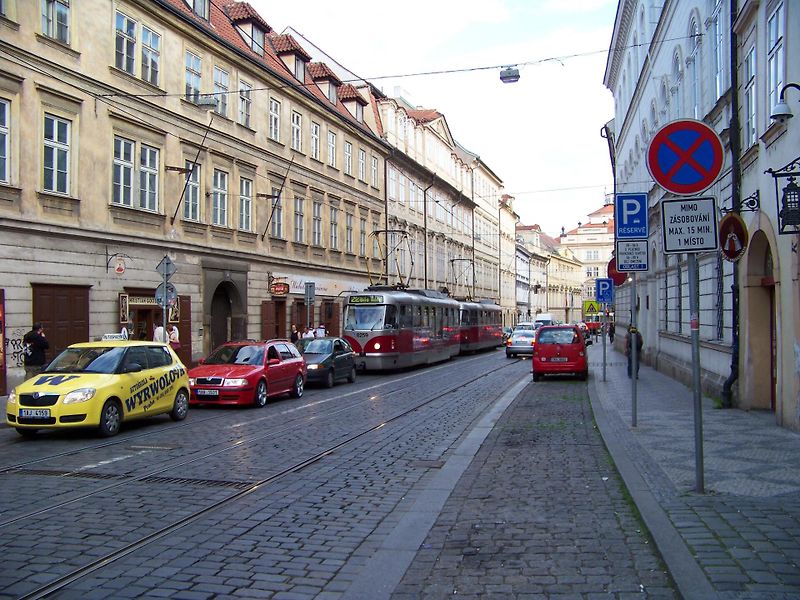 Mýto v širším centru Prahy je zatím záměrem, konkrétní ceník ani datum spuštění nejsou schválené. Archivní ilustrační snímek Karmelitské ulice.