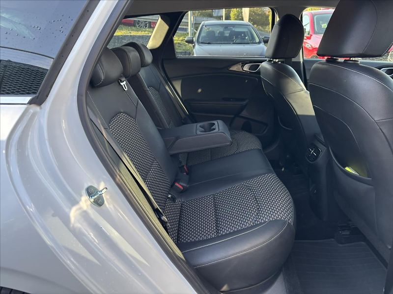 Kia Ceed 1,5 TGDi AT TOP ZÁRUKA TAŽNÉ - fotka 15 z 51