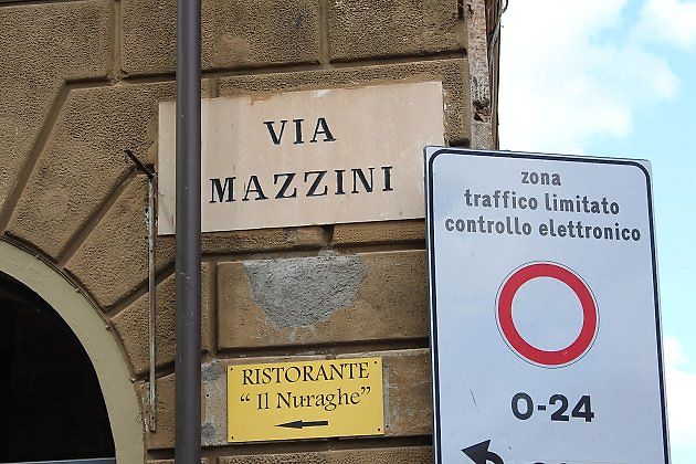 Značka na ulici Via Mazzini v Pise upozorňuje na nepřetržitě elektronicky kontrolovaný vjezd do ZTL., zdroj: Ardfern, Wikimedia Commons, CC BY-SA 3.0