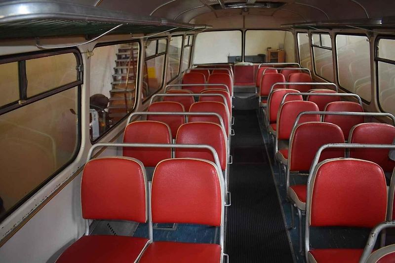 Tomuto autobusu je přesně padesát let. A je zcela původní