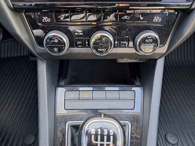 Škoda Octavia (2018) OCTVIA COMBI III FC STYLE 2.0 - fotka 11 z 26