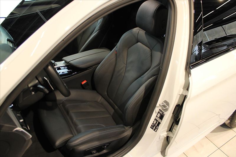 BMW Řada 5 530d xDrive M Sport DAProf/360 - fotka 11 z 35