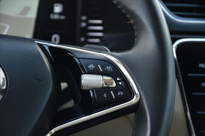 Škoda Superb 2.0TDi 147kW DSG L&K ČR - fotka 16 z 36